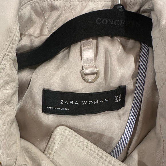 Zara double breasted trench coat. Size XS. Beige and gold hardware detailing. - Picture 12 of 15